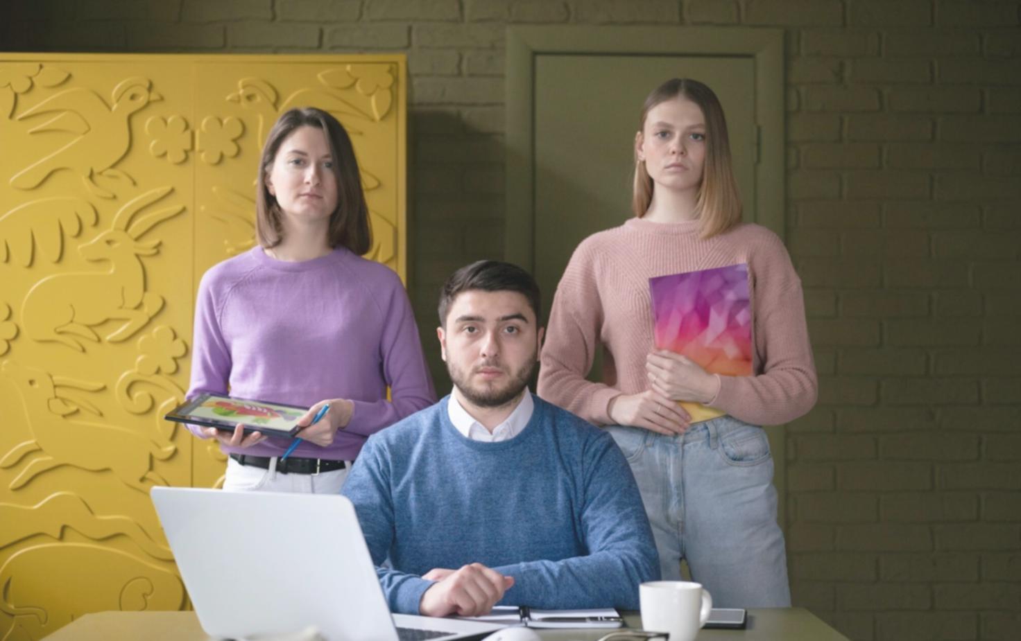 Modernes Büro mit Finanzdiagrammen und Geschäftsanalysen auf Bildschirmen