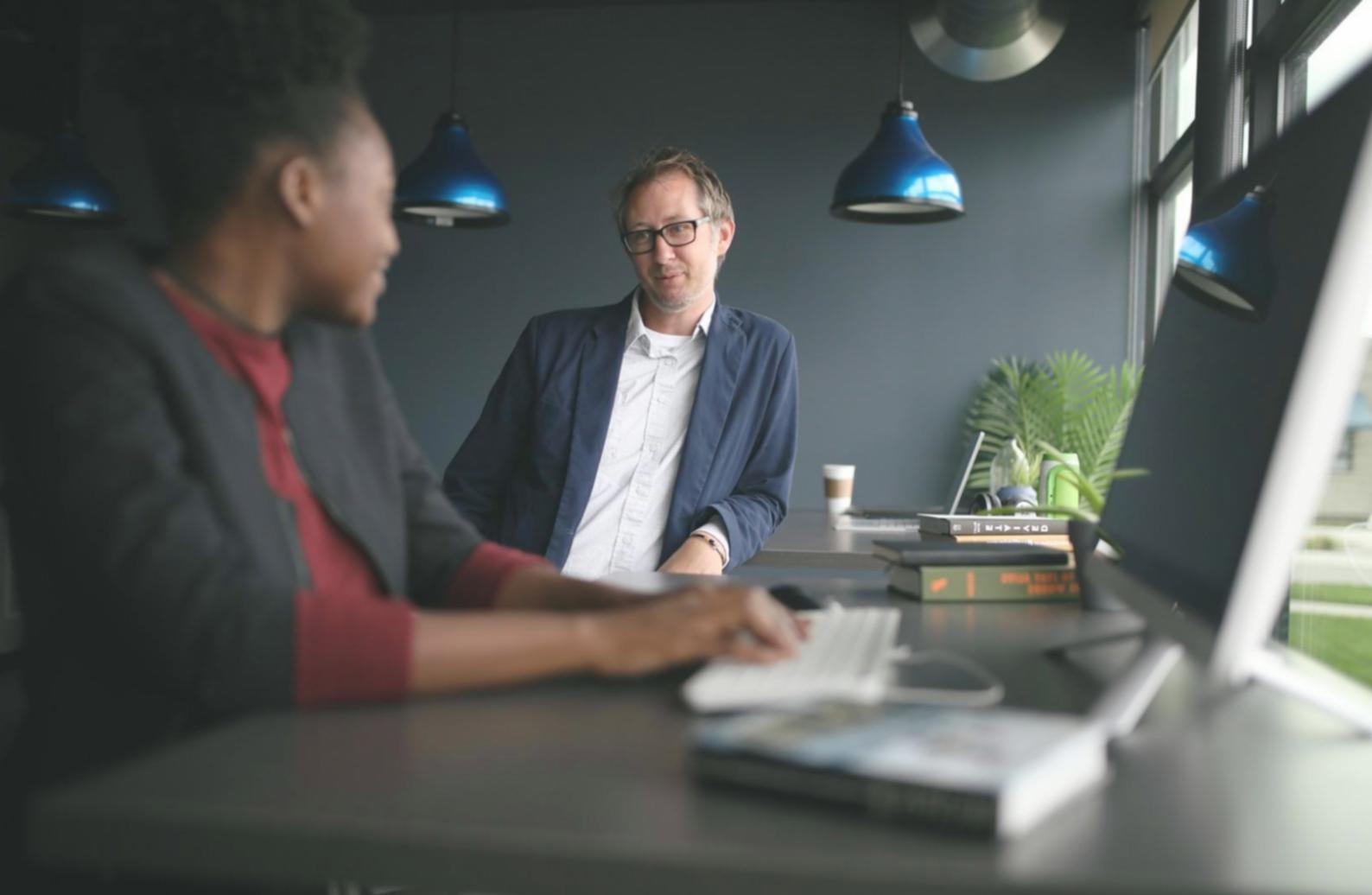 Finanzanalyse im Büro mit Dokumenten und digitalen Tools