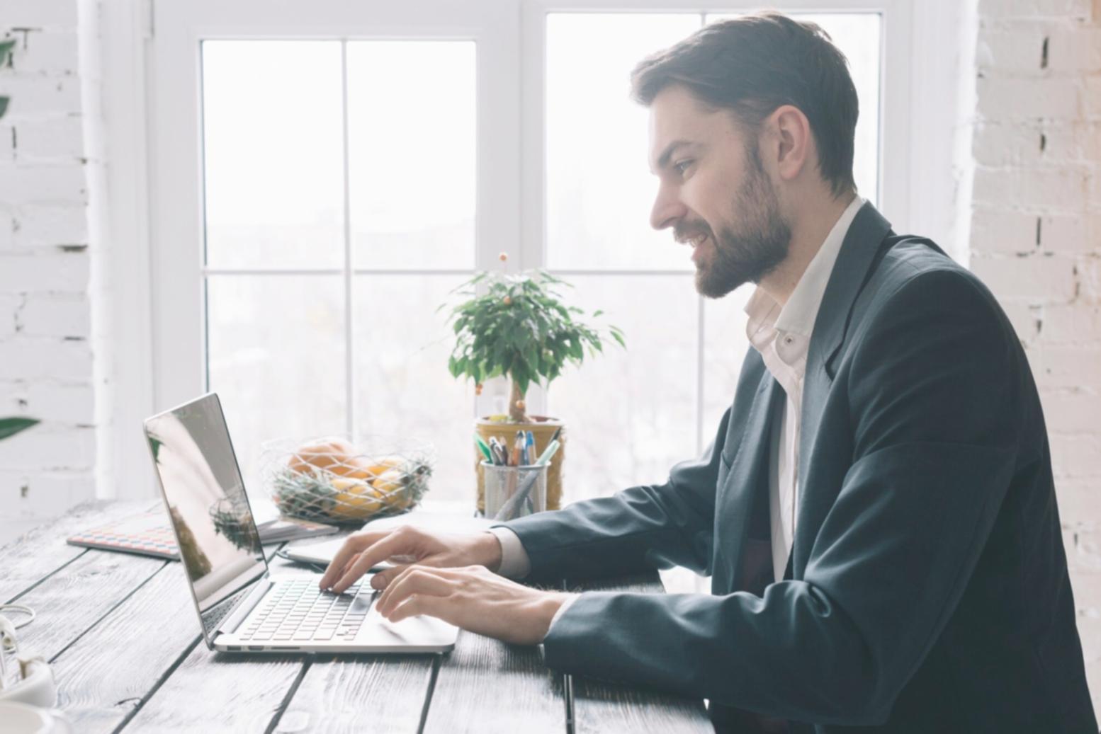 Produktionshalle mit moderner Fertigungsanlage und Qualitätskontrolle