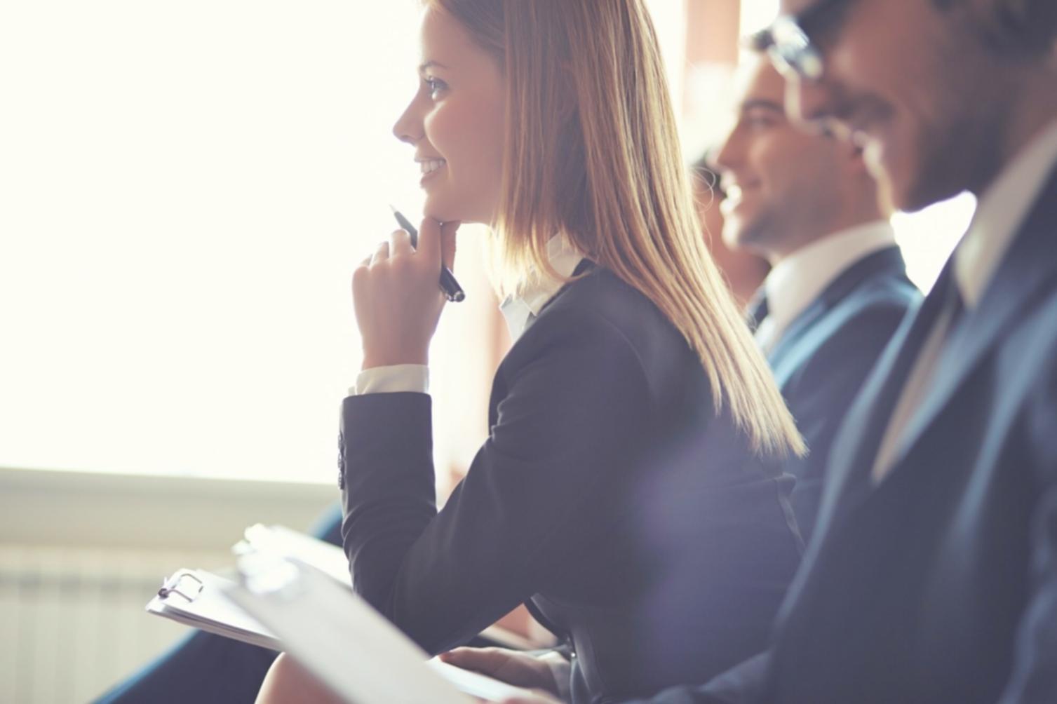 Strategische Planungssitzung mit Finanzanalysen und Geschäftsdokumenten