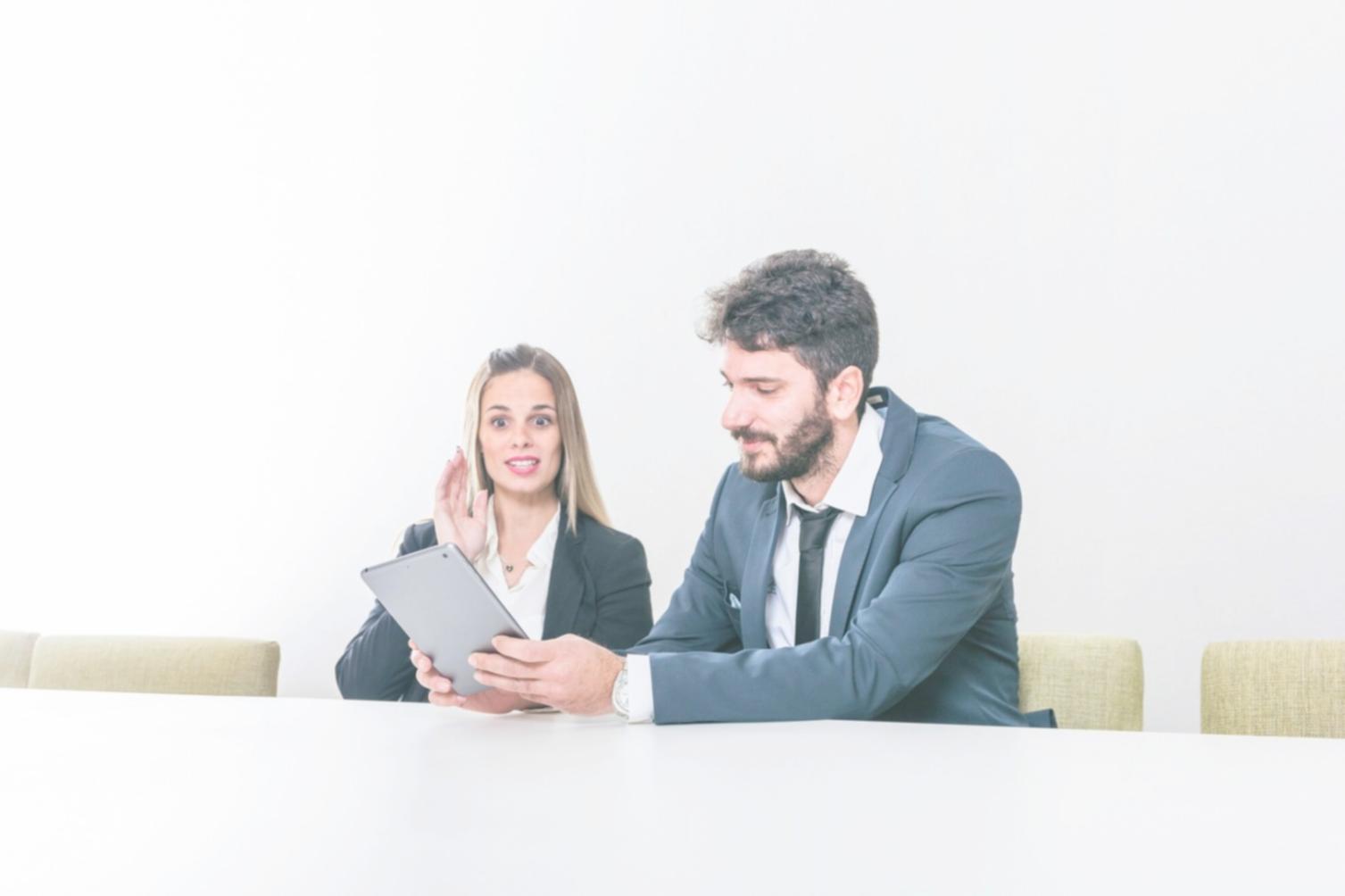 Strategisches Meeting mit Geschäftsführung und Finanzunterlagen